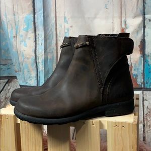 LLBean Chelsea leather boots